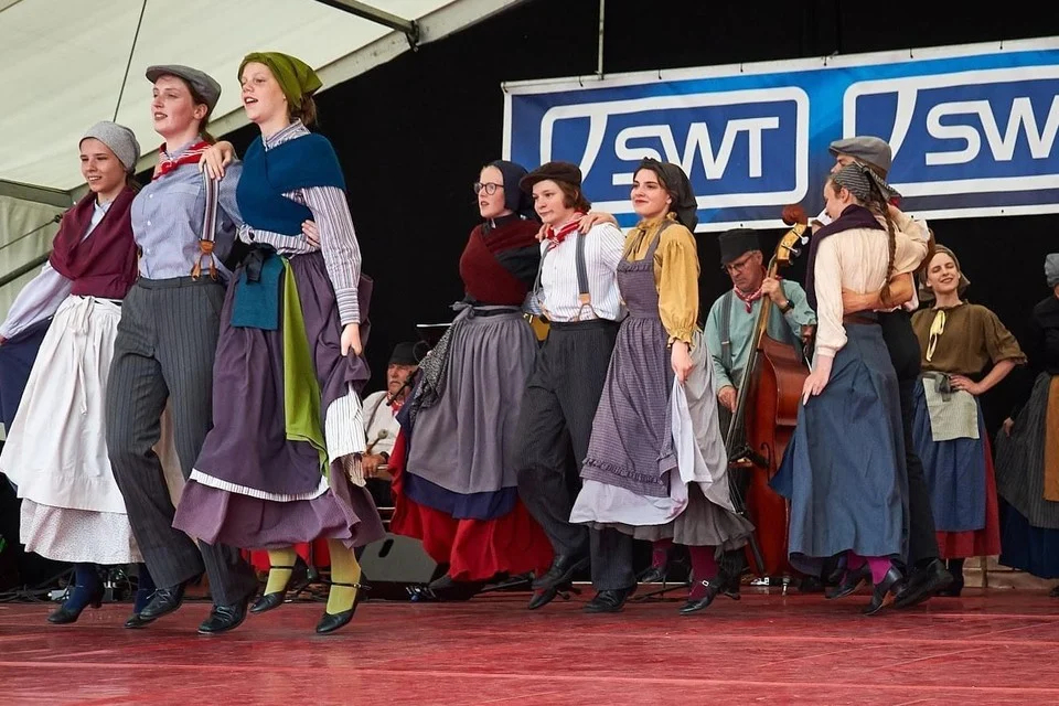 De Boezeroenen houden volksdansen al bijna 50 jaar levend in Kuringen