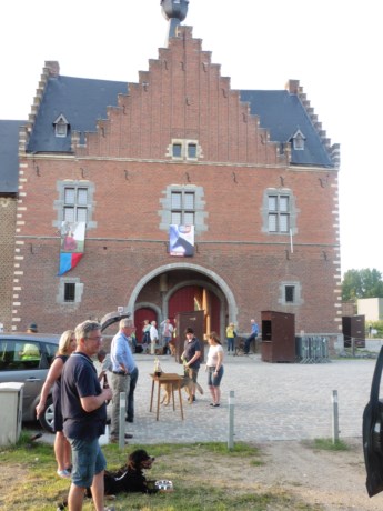 De Trouwe Vriend wandelt naar de abdij van Herkenrode